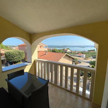 Appartement Lora *