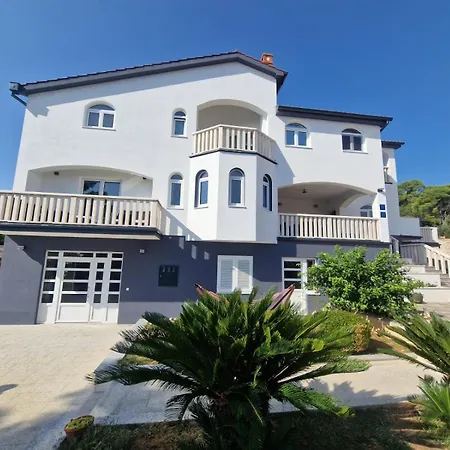 Apartments Villa Lora